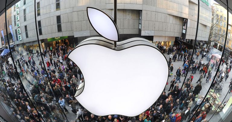 Apple стала первой в США компанией с капитализацией в $1 трлн