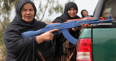 Из-за страха перед «Талибаном» афганское правительство вооружает даже женщин