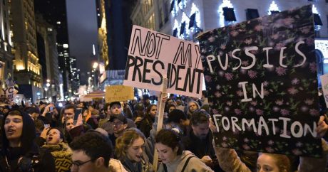 На митинге против Трампа произошло столкновение — ВИДЕО