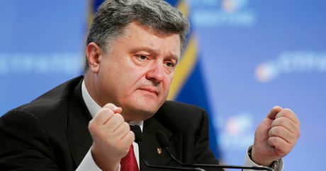 В Донбассе возобновились бои: Порошенко прервал свой визит в Германию