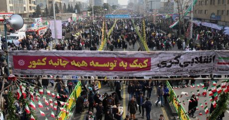 Сотни тысяч иранцев вышли на улицы «показать врагам свою решимость»