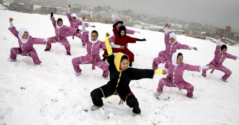 Девушки в Афганистане осваивают китайские боевые искусства — ФОТО