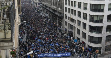 В Барселоне сотни тысяч протестующих вышли на улицы с призывом о въезде беженцев