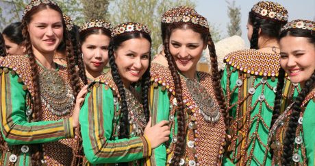 Женщины Туркменистана на 8 марта получат от Бердымухамедова по $11
