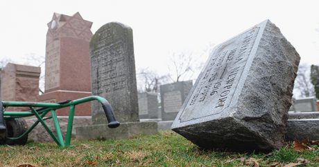 Антисемитизм в США зашкаливает: в стране разгромили второе еврейское кладбище за неделю