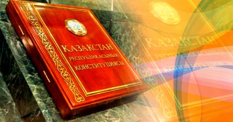Казахстанцы предложили изменить 63 статьи Конституции