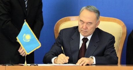Назарбаев подписал закон о поправках в Конституцию