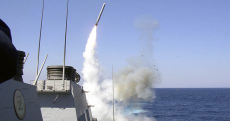США нанесли ракетный удар по военному аэродрому в Сирии — ВИДЕО