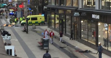 В Стокгольме грузовик въехал в толпу людей — Прямая трансляция