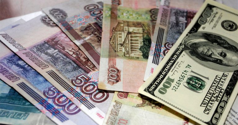 Ослабление рубля сохранит конкурентоспособность РФ