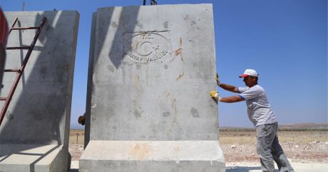 Турция завершила строительство бетонной стены на границе с Сирией