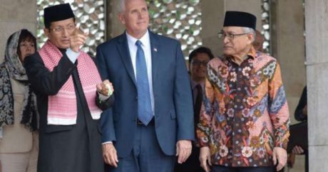 Вице-президент США Майк Пенс посетил крупнейшую мечеть Индонезии