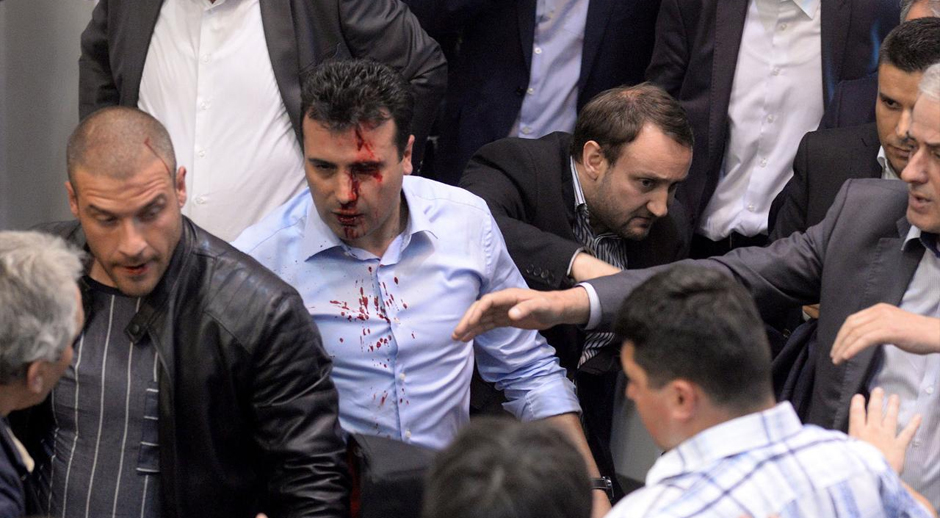 В Македонии протестующие штурмовали парламент и избили депутатов — ФОТО+ВИДЕО