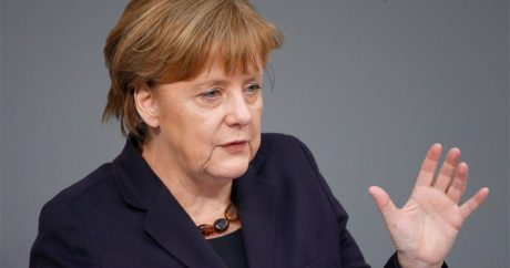 Меркель призвала НАТО не обрывать переговорный контакт с Россией