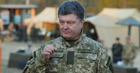Порошенко: И сегодня со снятыми погонами российские военные тайно пересекают границу Украины