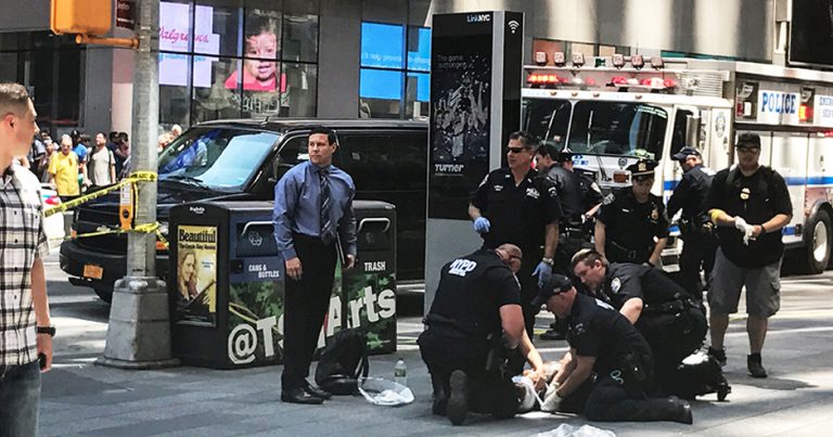 В Нью-Йорке автомобиль въехал в прохожих: есть жертвы — ФОТО+ВИДЕО