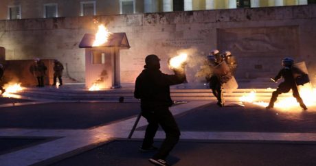 В Греции протестующие пошли на штурм парламента