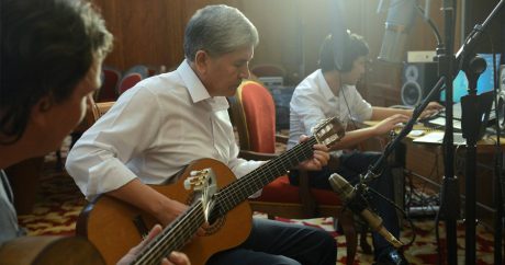 Президент Кыргызстана посвятил песню матери — ВИДЕО