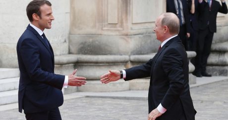 Политолог: «Путин отправился во Францию, чтобы убедить Макрона выстроить иные силы против США»