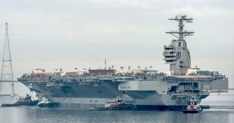 США приняли на вооружение самый дорогой военный корабль в мире