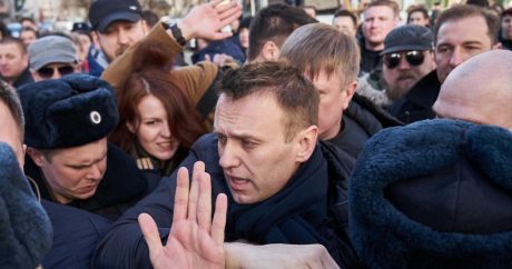 Навальный призвал народ на улицы: в центре Москвы строят баррикады — Фото+Видео