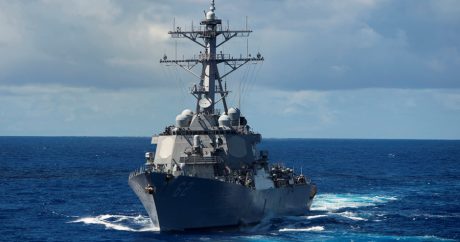 Эсминец ВМС США столкнулся с торговым судном: 7 моряков пропали — Видео