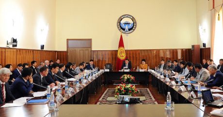Кыргызского чиновника вышвырнули с заседания кабмина — ВИДЕО