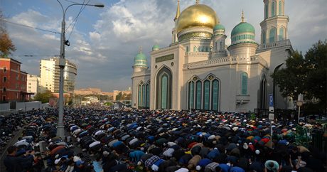 Более 250 тысяч мусульман совершили молитву у соборной мечети в Москве — ВИДЕО
