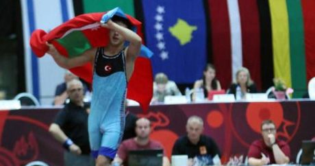 Турецкий борец поднял флаг Азербайджана после победы над армянином – ВИДЕО