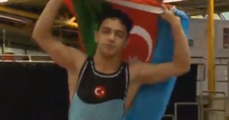 Турецкий борец поднял флаг Азербайджана после победы над армянином