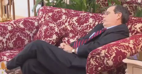 Представитель США на астанинских переговорах уснул на диване — ВИДЕО