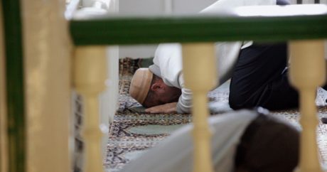 Мусульмане читают намаз, а тем временем… — ВИДЕО