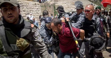 Израильская полиция зверски избила молящихся мусульман — ВИДЕО