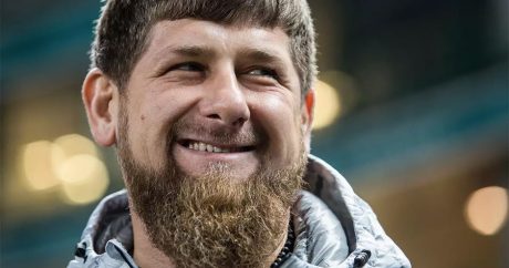 Кадыров поднял штангу весом в 50 кг 50 раз за 40 секунд — ВИДЕО