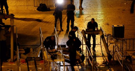 Израильская полиция убрала железные ограждения у мечети Аль-Акса