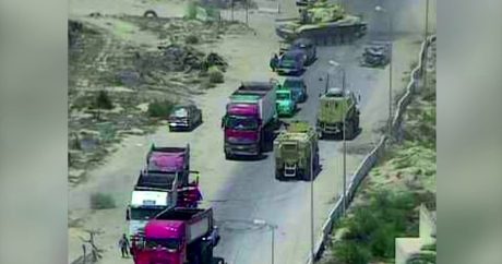 Военные в Египте танком переехали авто с террористами — ВИДЕО