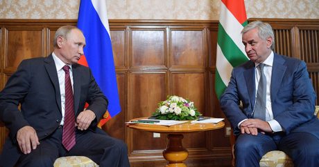 Грузинский политолог: «Посещая оккупированную Абхазию Путин хотел сказать, что…»