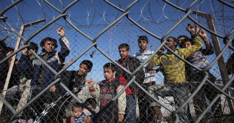 Турецкий министр: Европа не должна возводить стены на пути беженцев