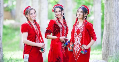 Власти Таджикистана обязали граждан носить национальную одежду