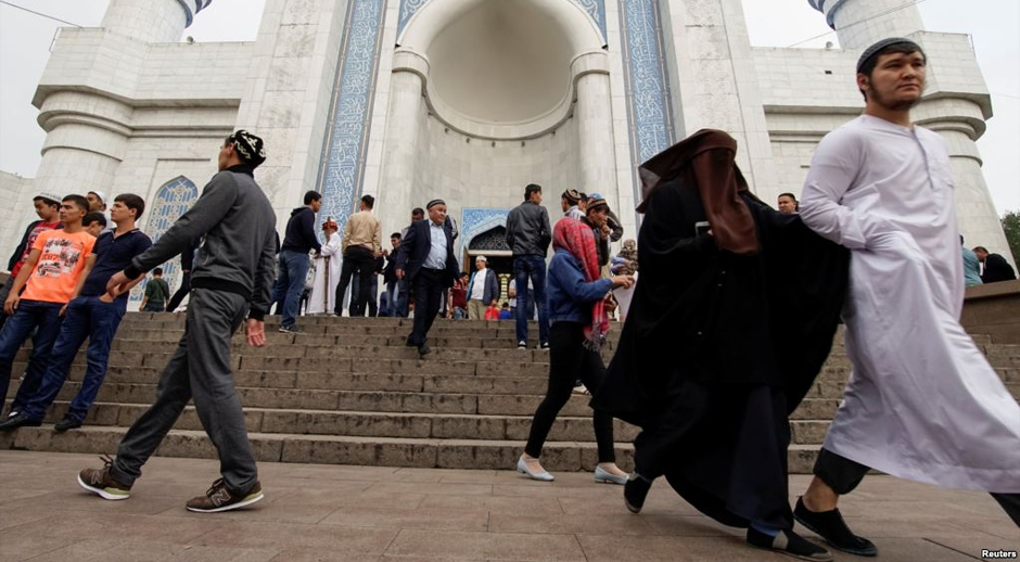 Запретят ли в Казахстане короткие брюки и длинные бороды?