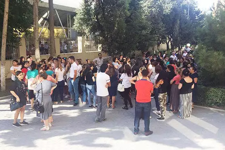 В Баку протестуют родители учеников школы-лицея – ВИДЕО + ОБНОВЛЕНО