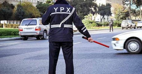 Дорожная полиция Баку штрафует граждан, отвлекающих водителей