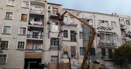 На центральных улицах Баку сносятся балконы — ФОТО