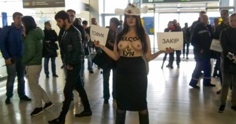 Сексапильная украинка встретила азербайджанцев в аэропорту Киева