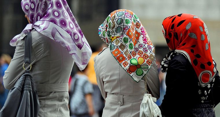 В Азербайджане школьницам запретили приходить в школу в хиджабе