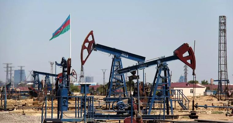 В Азербайджане сократилась добыча нефти и газа