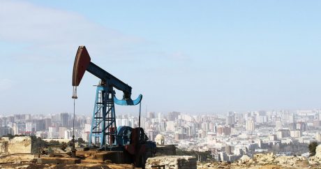 В Азербайджане из старой скважины пошла нефть