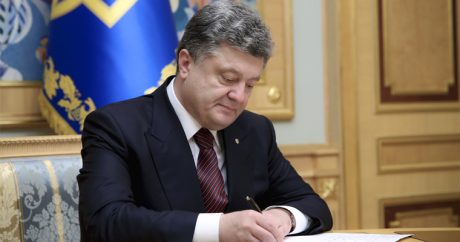 Порошенко подписал закон об особом статусе ОРДЛО