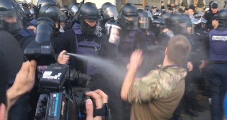 На акции протеста в Киеве полиция применила слезоточивый газ — ВИДЕО