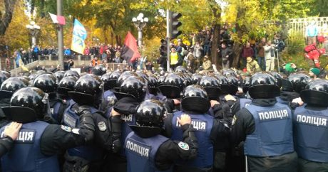 Возле Верховной Рады произошли стычки правоохранителей с митингующими — ВИДЕО